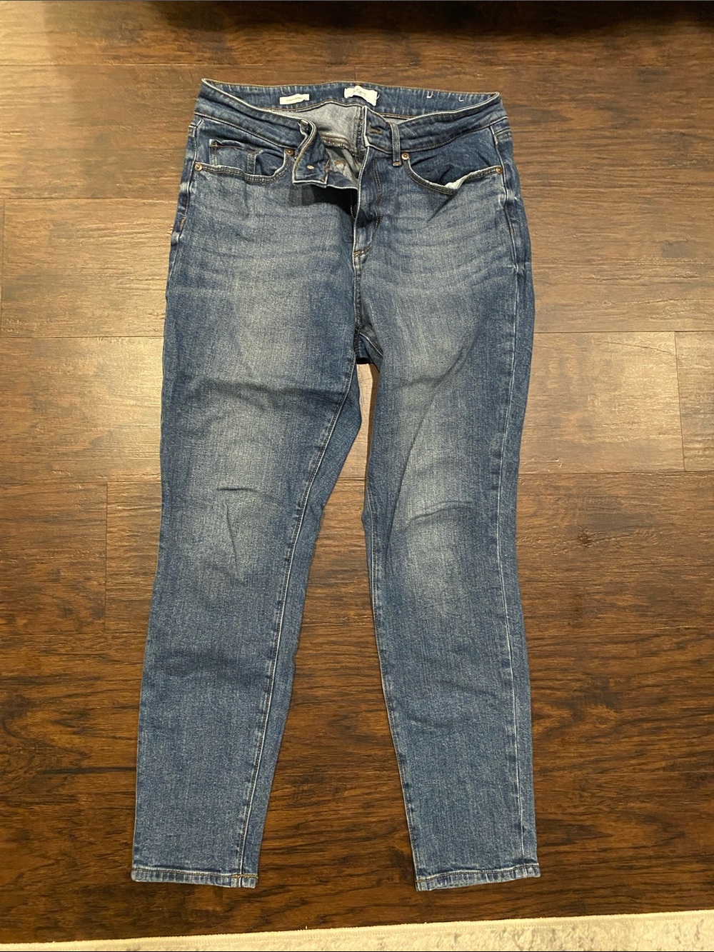 Women’s medium stone wash skinny jeans